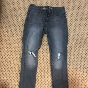 Grey ripped kneed skinny jeans